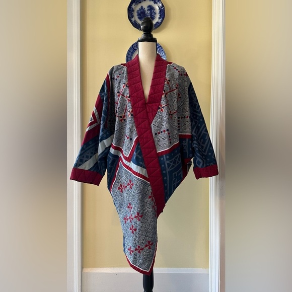 Beautiful Vintage Handmade Quilted Kimono Pullover Poncho with Uneven Hem - Picture 1 of 6